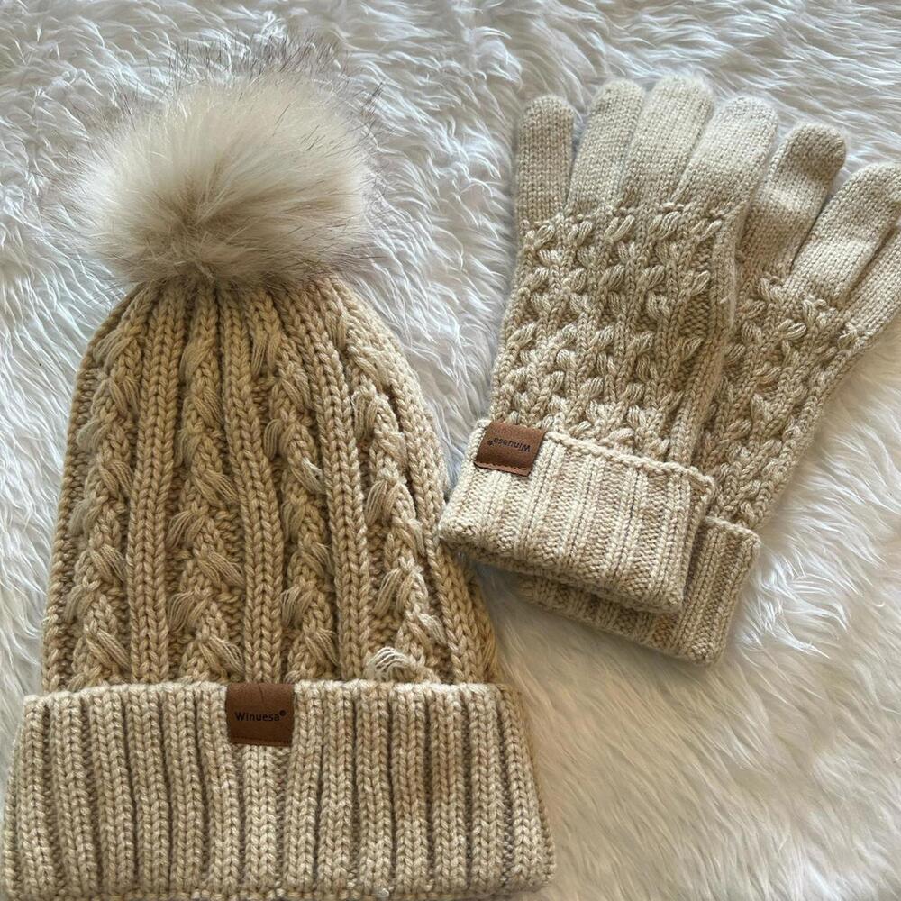 Winuesa cream and tan knit beanie and gloves
